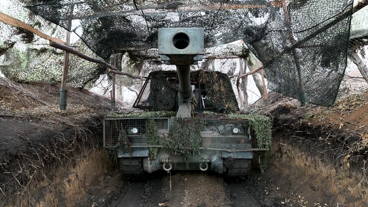 Un obice PzH 2000 di fabbricazione tedesca è nascosto in una profonda postazione fortificata sotto una rete mimetica sul fronte ucraino. È così che l'artiglieria di alto valore sopravvive nella guerra moderna.