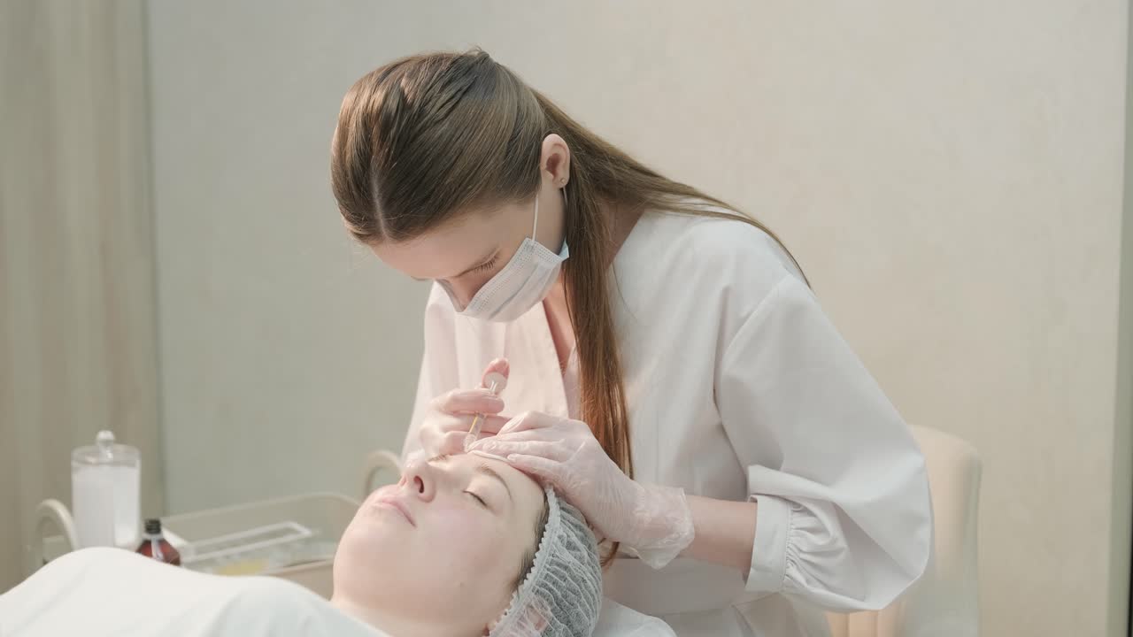 얼굴 주사 절차를 수행하는 미용 전문가