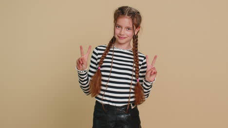 feliz niño sonriente niña niño mostrando señal de victoria, con la esperanza de éxito y ganar, haciendo gesto de paz