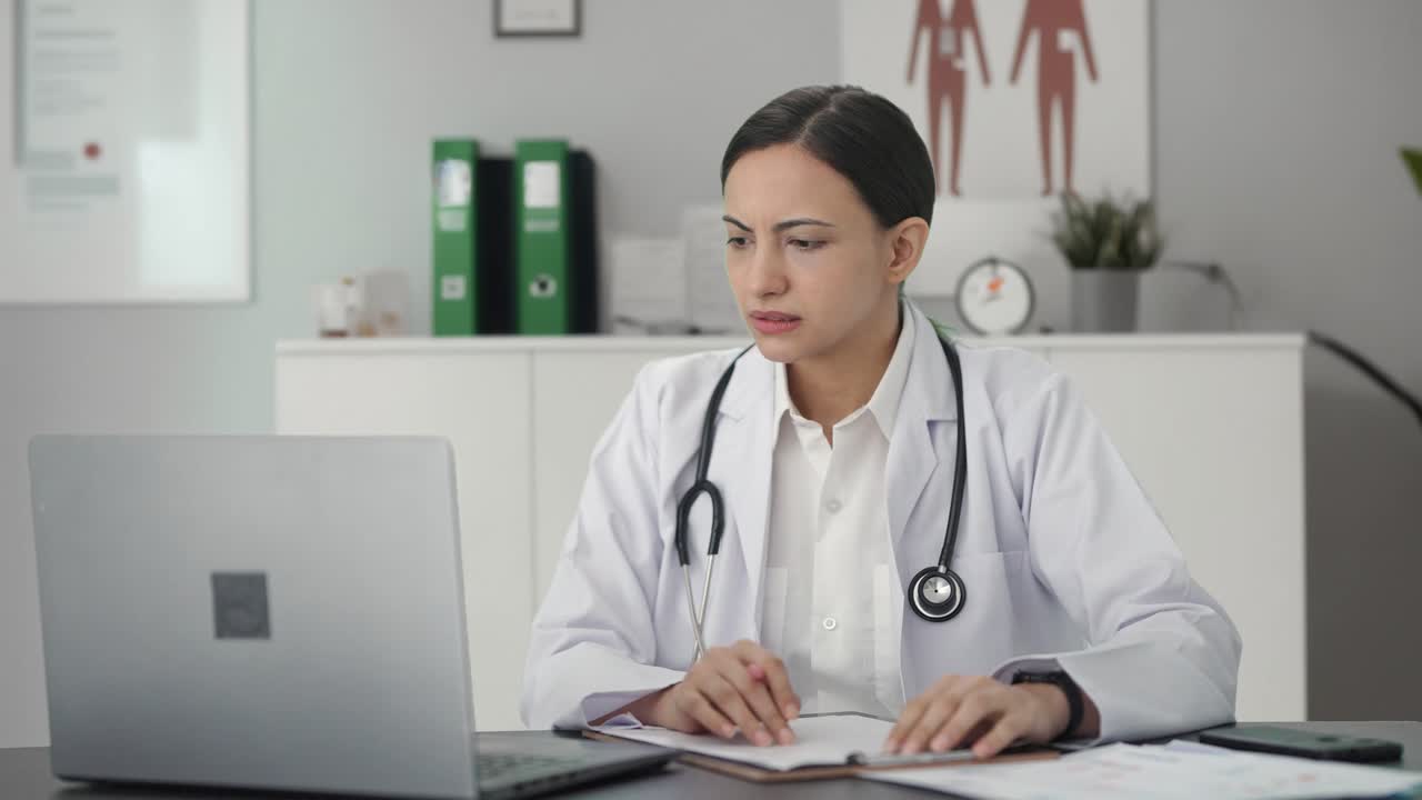 estudiante de medicina india estresada estudiando para los exámenes