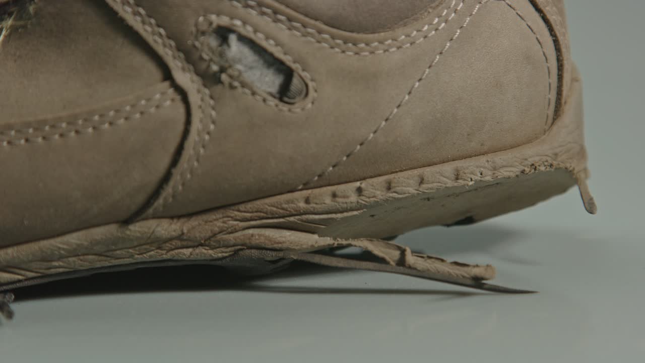 dolly de suela desgarrada de una bota de senderismo gastada