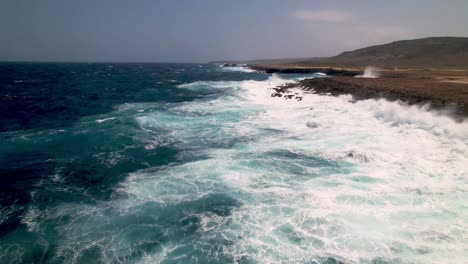 Aruba,-Las-Olas-Rompen-A-Lo-Largo-De-La-Costa-Este