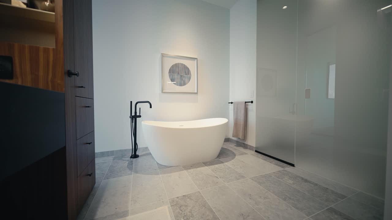 럭셔리 집 의 욕실 에 있는 색 의 자유롭게 서 있는 욕조 의 광범위 한