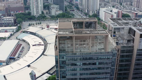 girar alrededor del edificio de oficinas. guangzhou, china