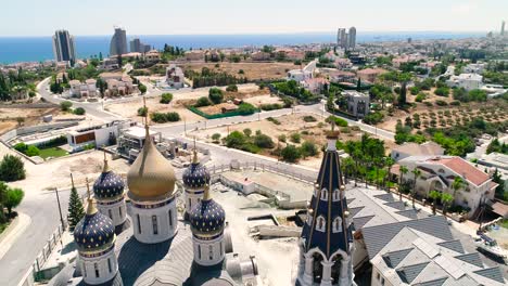 imágenes aéreas de drones de la nueva iglesia ortodoxa rusa de san nicolás en limassol, chipre con vistas al mar-1