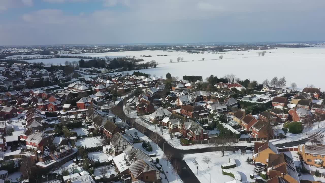 눈 덮인 주거 지역 위의 공중 왼쪽 동작