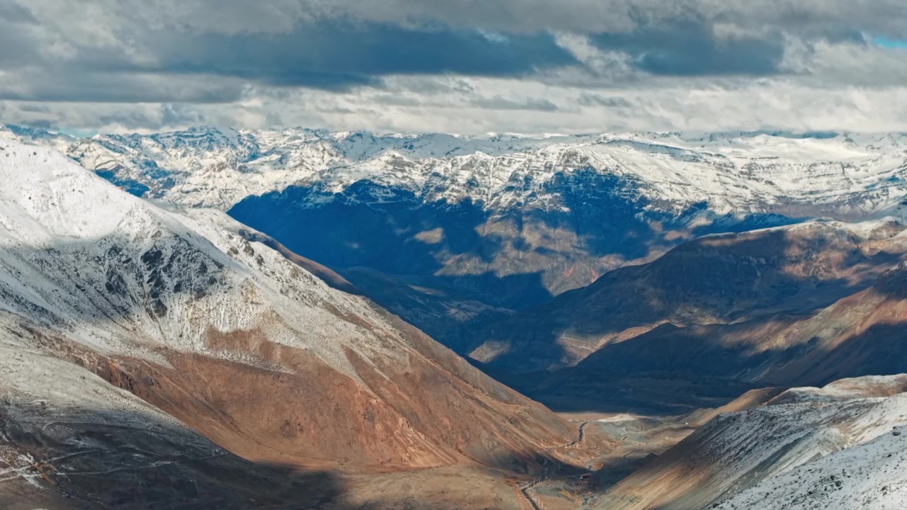 Vista aerea con teleobiettivo di montagne innevate nelle Ande in una giornata di sole