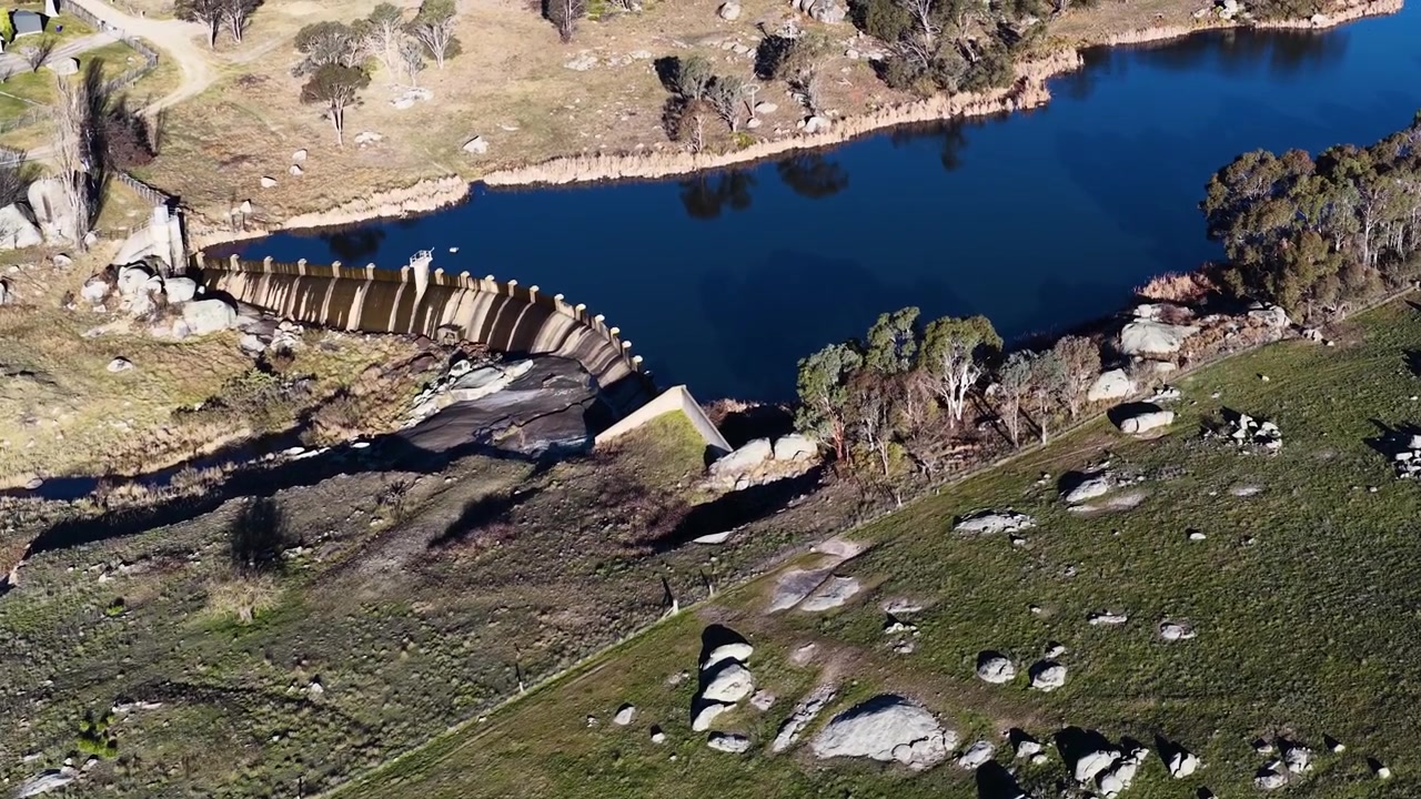 Záběr dronem z vysokého úhlu na betonovou hráz přehrady a modrou nádrž v Uralla, Austrálie