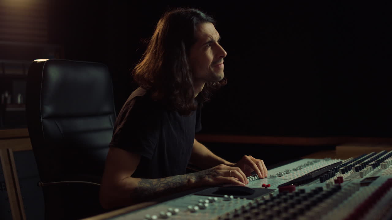 hombre decepcionado trabajando en un estudio de música