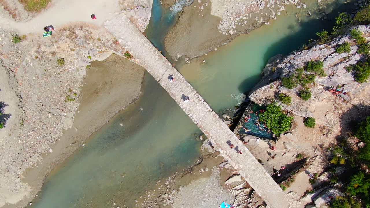 vista cenital de drones del puente otomano kadiut y las aguas termales de banjat e benjës , que se han convertido en uno de los lugares más fotogénicos del sur de albania