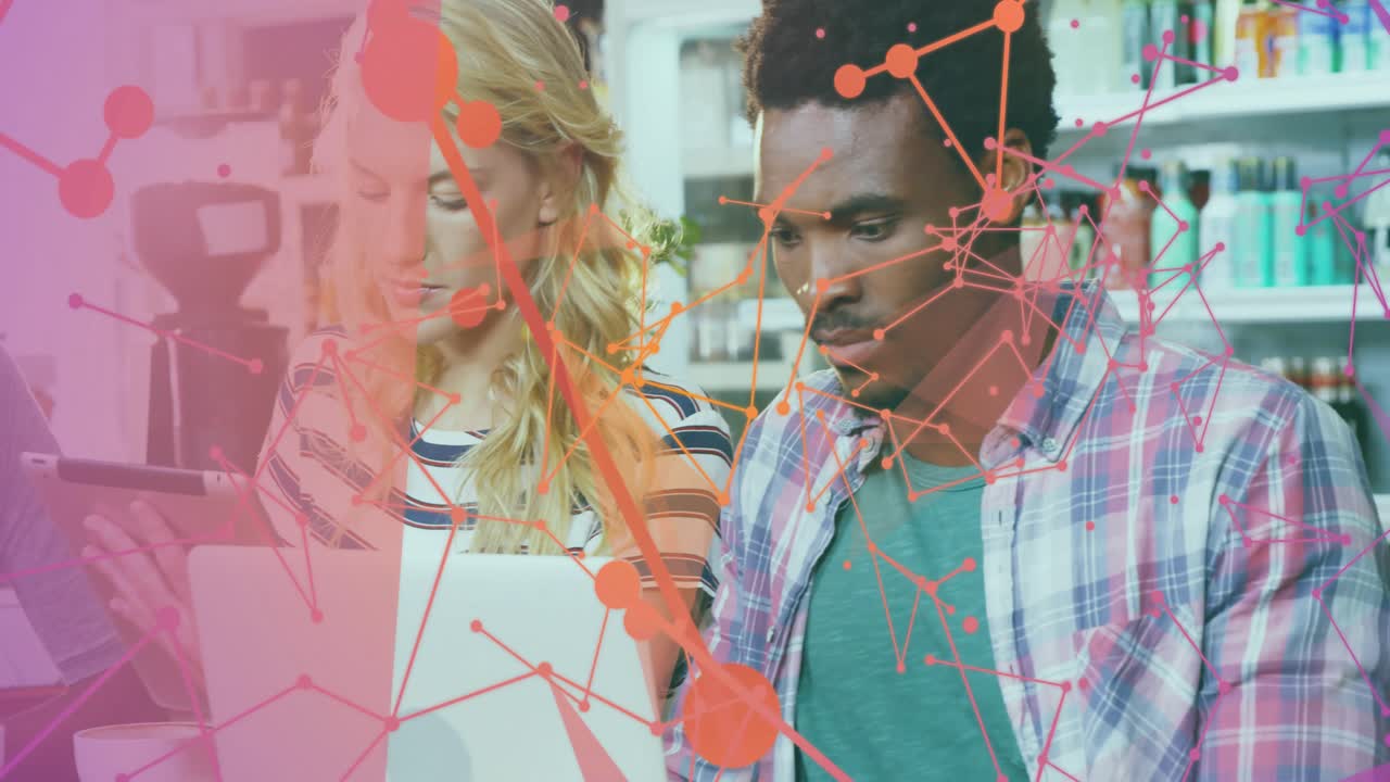 transición con fundido que revela a un equipo tocando un teléfono y deslizando el dedo en una tableta en una cafetería creando contenido digital