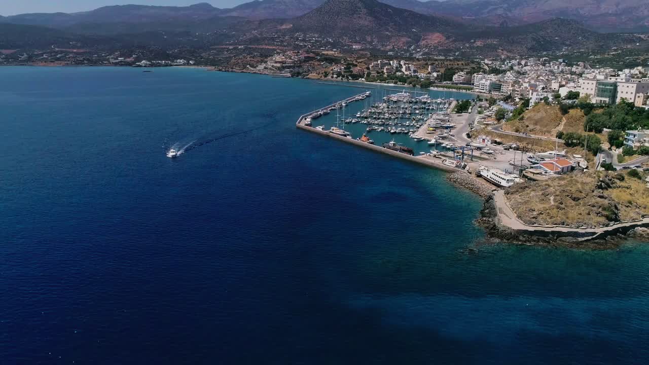 drone disparó sobre el puerto deportivo, el bulevar costero, las playas, el verano en agios nikolaos, creta, grecia