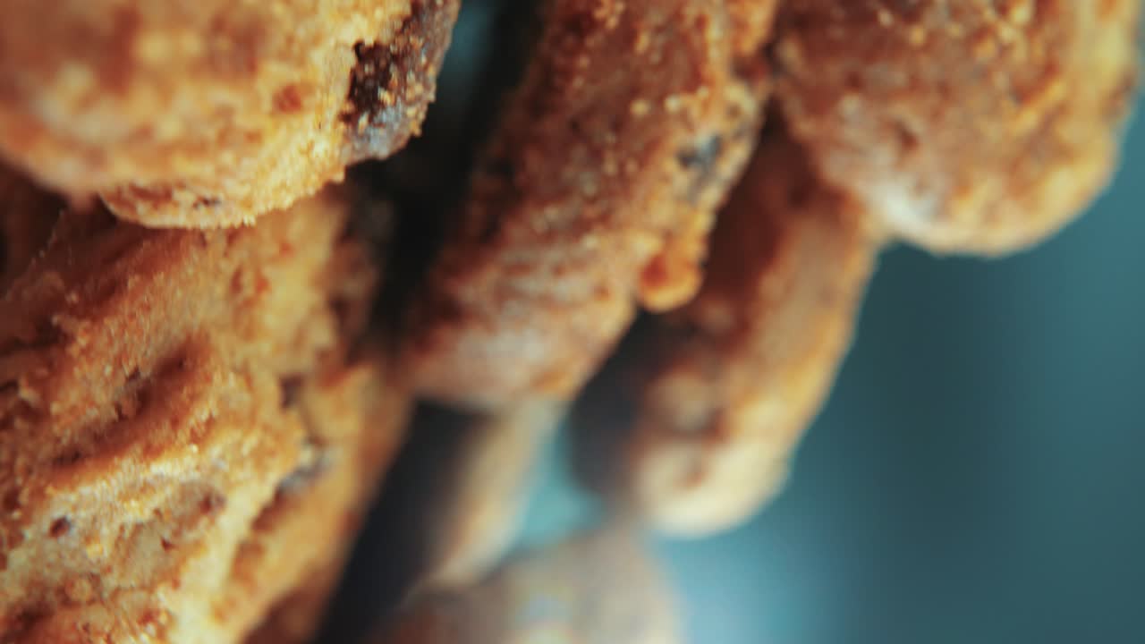 회전하는 스탠드, 스튜디오 조명, 느린 움직임, 부드러운 움직임, 4k 비디오에  ⁇ 끔하고 맛있는 초콜릿  ⁇  쿠키로 가득 찬 접시의 수직 매크로 클로즈업 영화 촬영