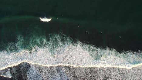 Antena-De-Arriba-Hacia-Abajo-De-Enormes-Olas-Oceánicas-En-Indonesia-Isla-Bali-Agua-De-Mar-Limpia