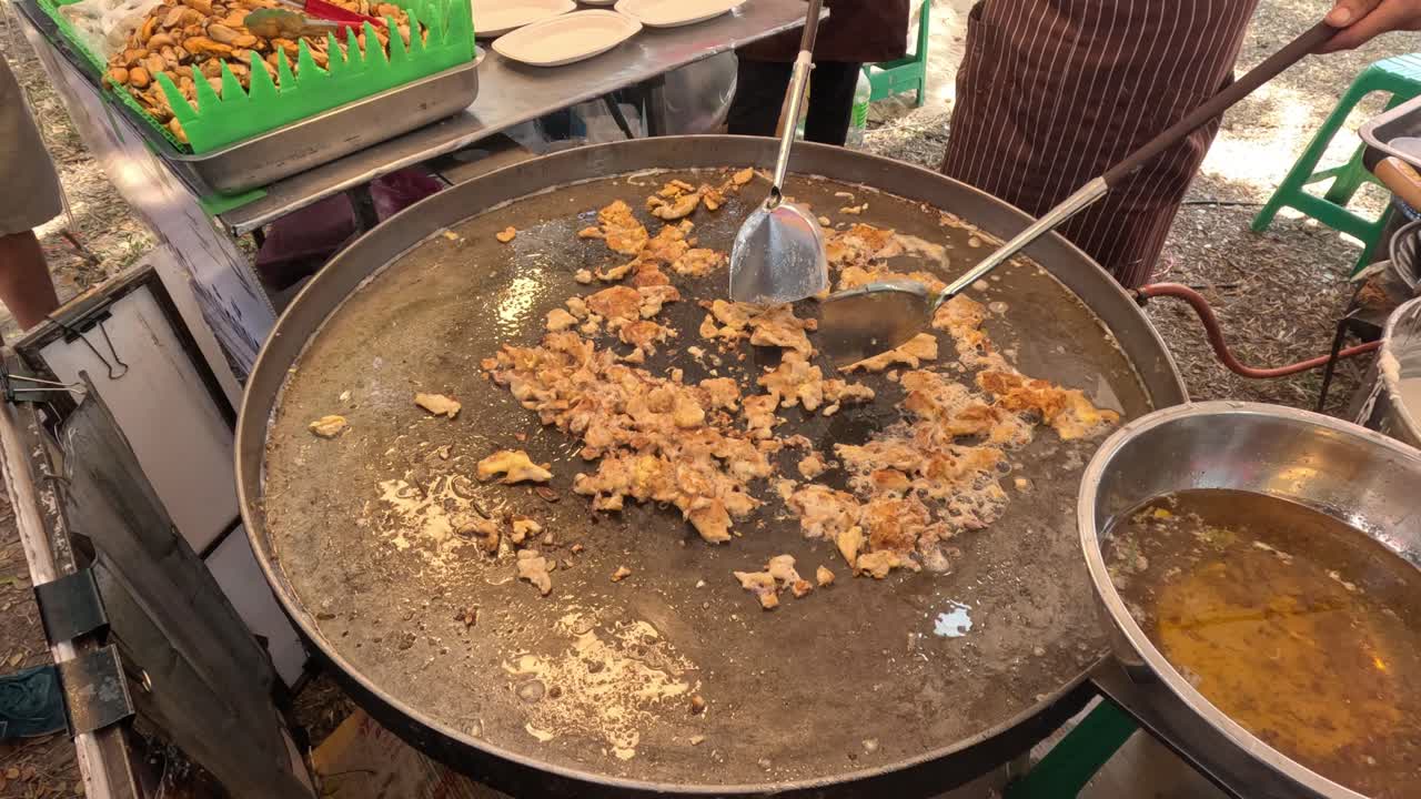 Processo di cottura di un piatto di street food