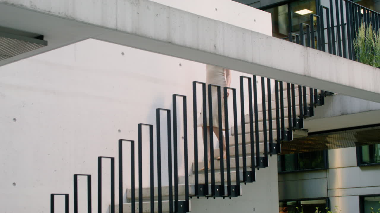 mujer elegante con gafas de sol, tacones y vestido