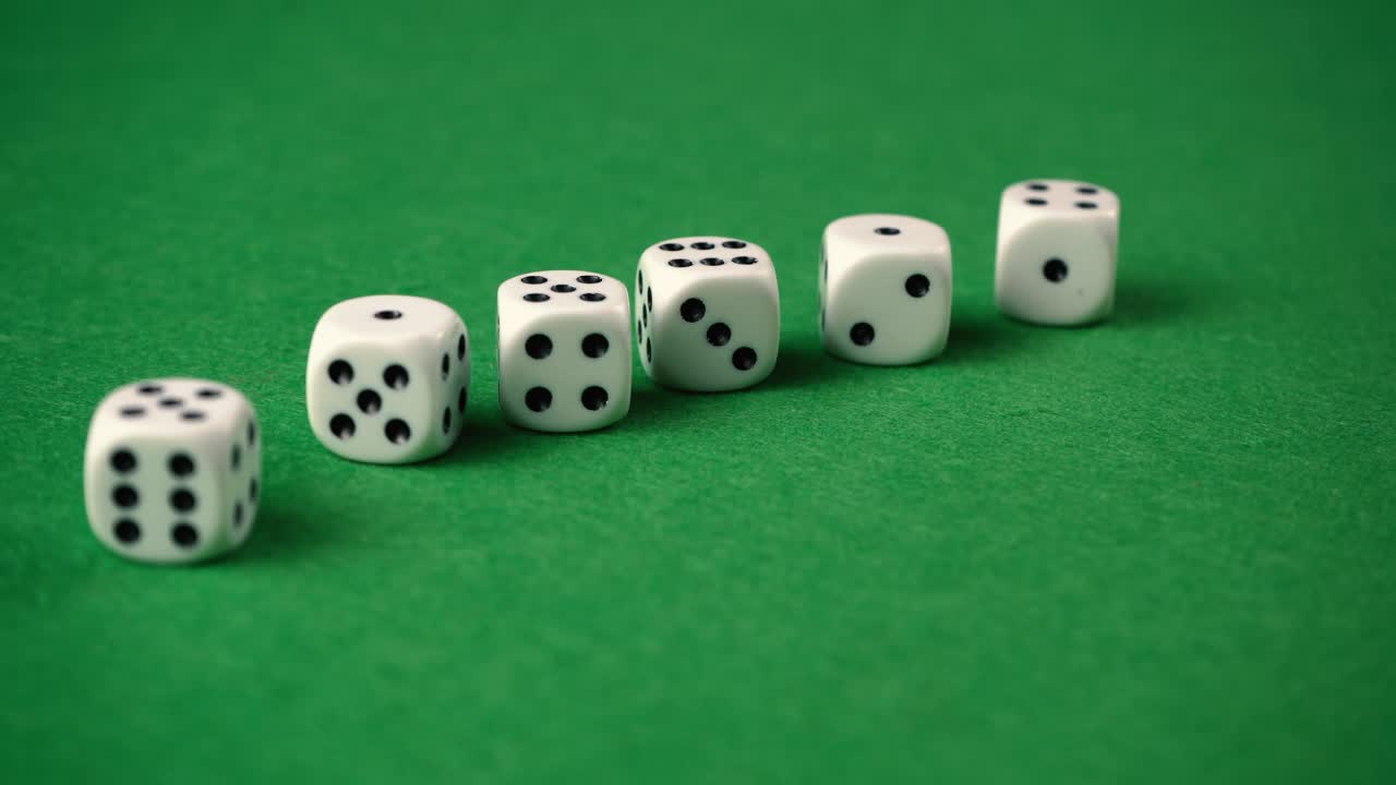 tiro de dados en movimiento lento en una mesa de juego