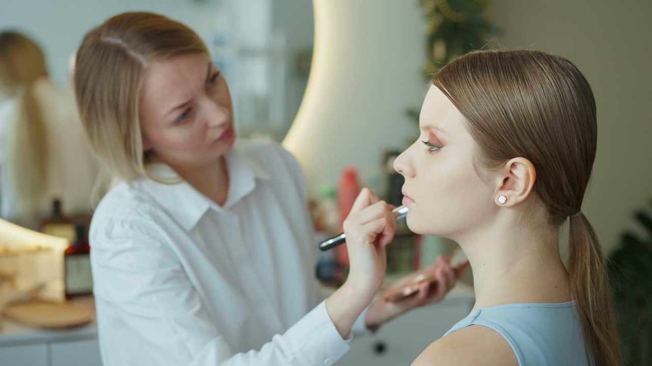 artista de maquillaje aplicando maquillaje a un modelo