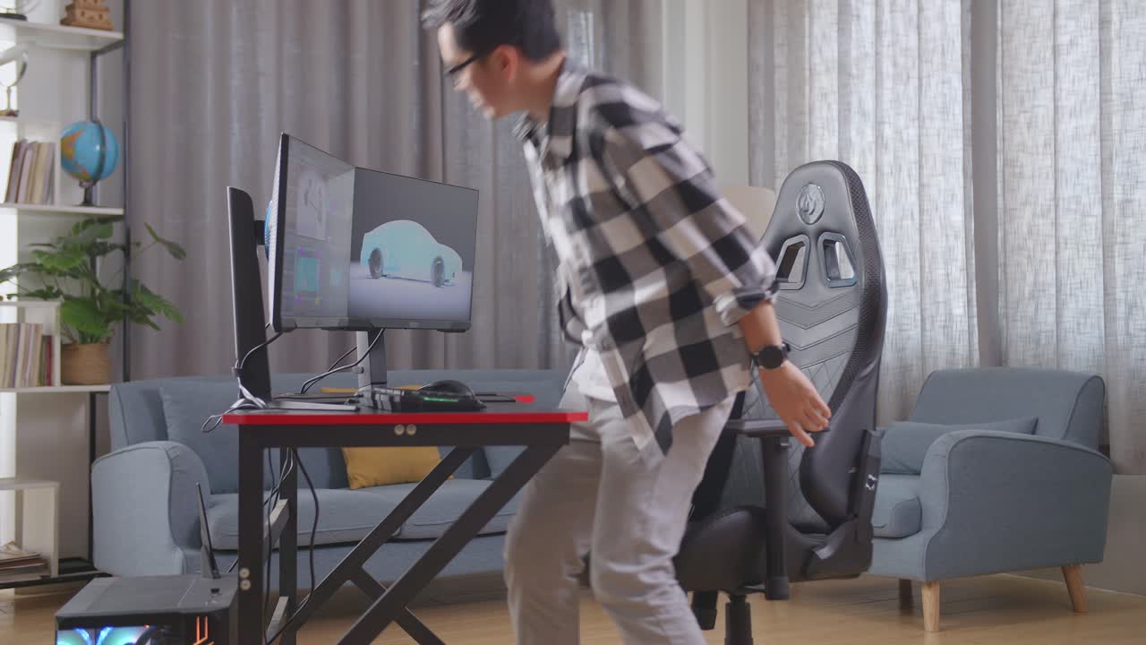 집에서 컴퓨터로 일하는 남자