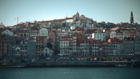 Ciudad-De-Porto-Junto-Al-Río-Duero-En-Un-Día-Soleado