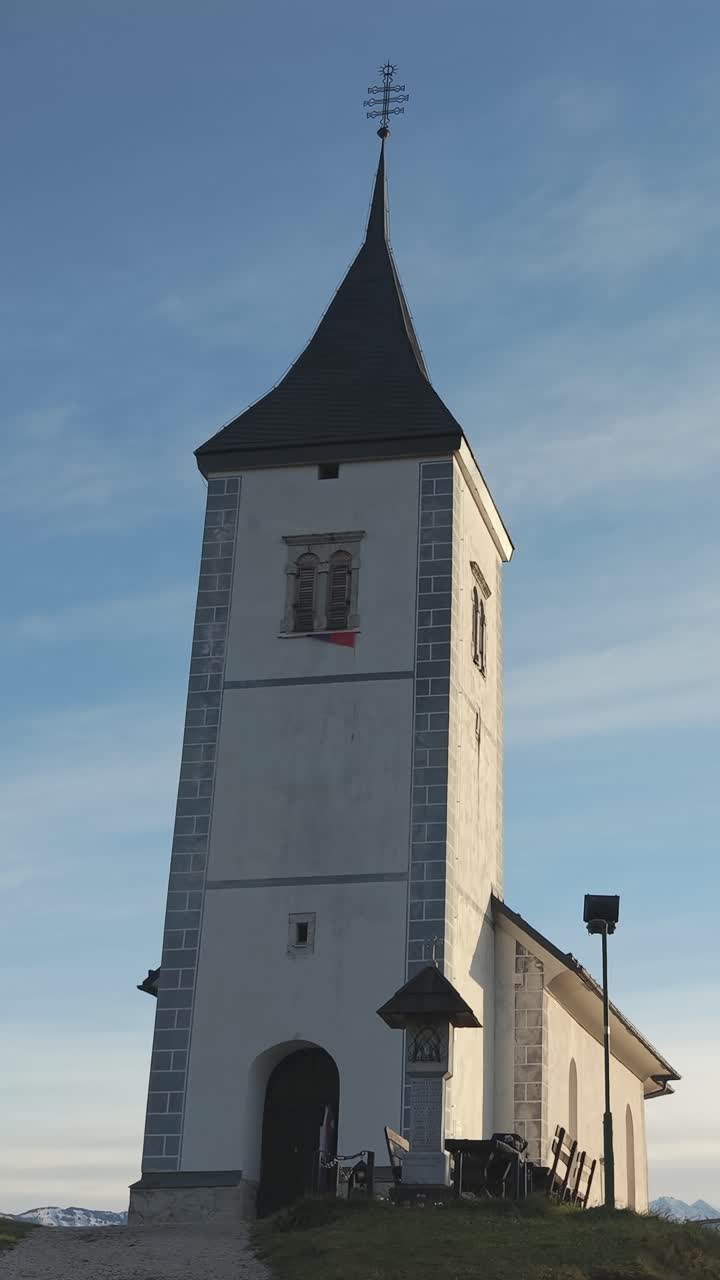 Slovenia: Chiesa dei Santi Primo e Feliciano sulla collina di Jamnik con le Alpi di Kamnik sullo sfondo.