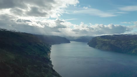 Schöne-Aussicht-Auf-Den-Innvikfjorden,-Norwegen