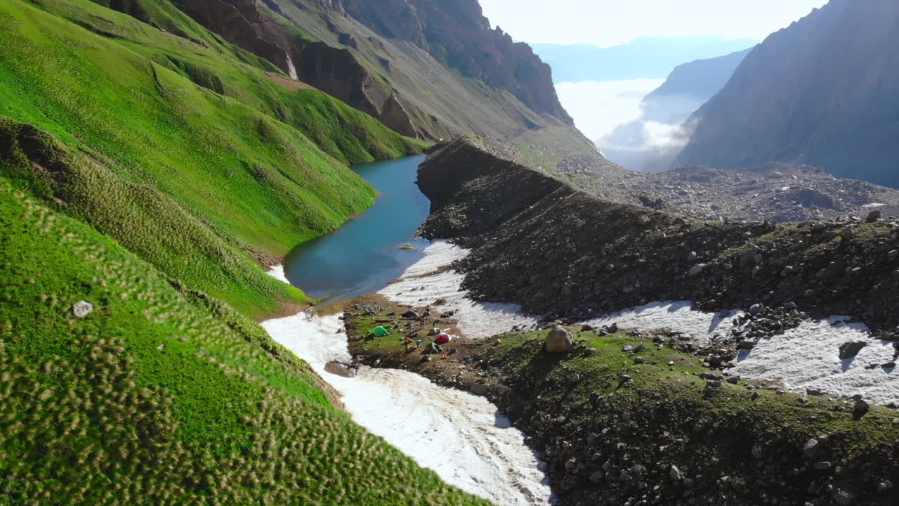 Paisaje de lago de montaña