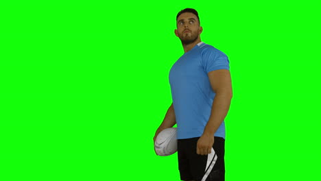 jugador de rugby serio sosteniendo la pelota
