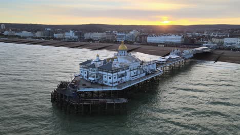 Muelle-De-Eastbourne-Y-Paseo-Marítimo-Al-Atardecer-Sussex-Reino-Unido-Vista-Aérea-4k