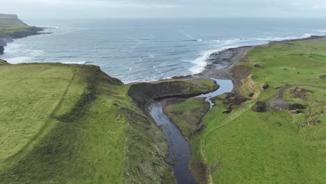 Dront-Volando-Sobre-La-Playa-De-Doolin-Y-El-Océano-Atlántico-En-Noviembre