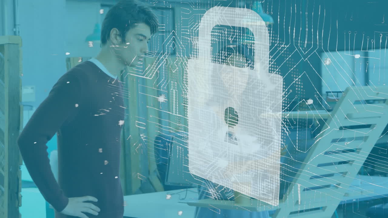 animación del procesamiento de datos en una placa de circuito sobre una mujer de negocios que usa una computadora portátil