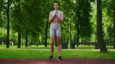 Female-athlete-performs-side-lunges-work-out-her-legs-in-the-Park-in-slow-motion.-Beautiful-woman-playing-sports-in-the-Park.