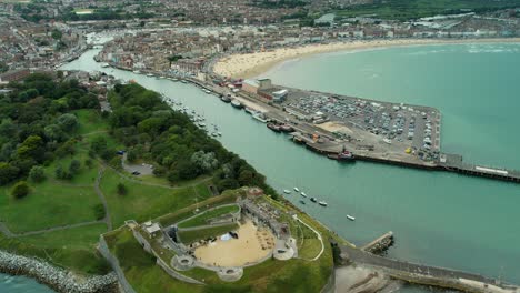 revelan la toma del histórico fuerte de nothe en weymouth, dorset, reino unido - retroceso aéreo