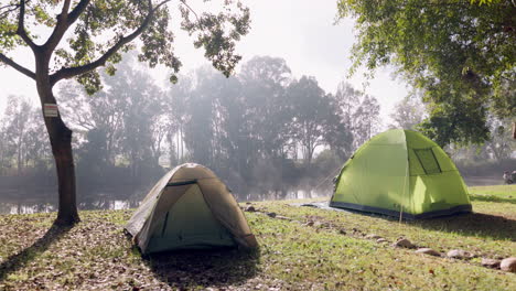 Lago,-Mañana-Y-Tienda-De-Campaña-Para-Acampar-En-La-Naturaleza