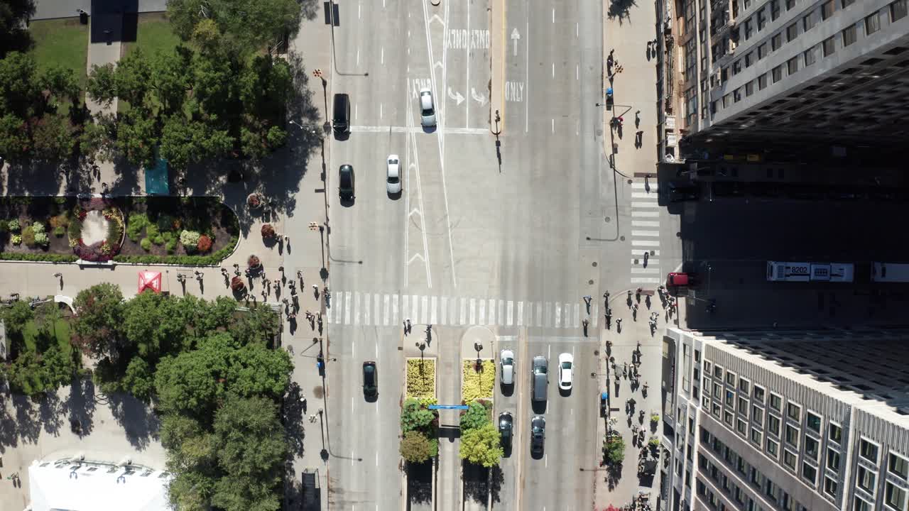 esquina de la avenida michigan y la calle monroe en el centro de chicago, illinois con un video de drones que muestra el tráfico y los peatones