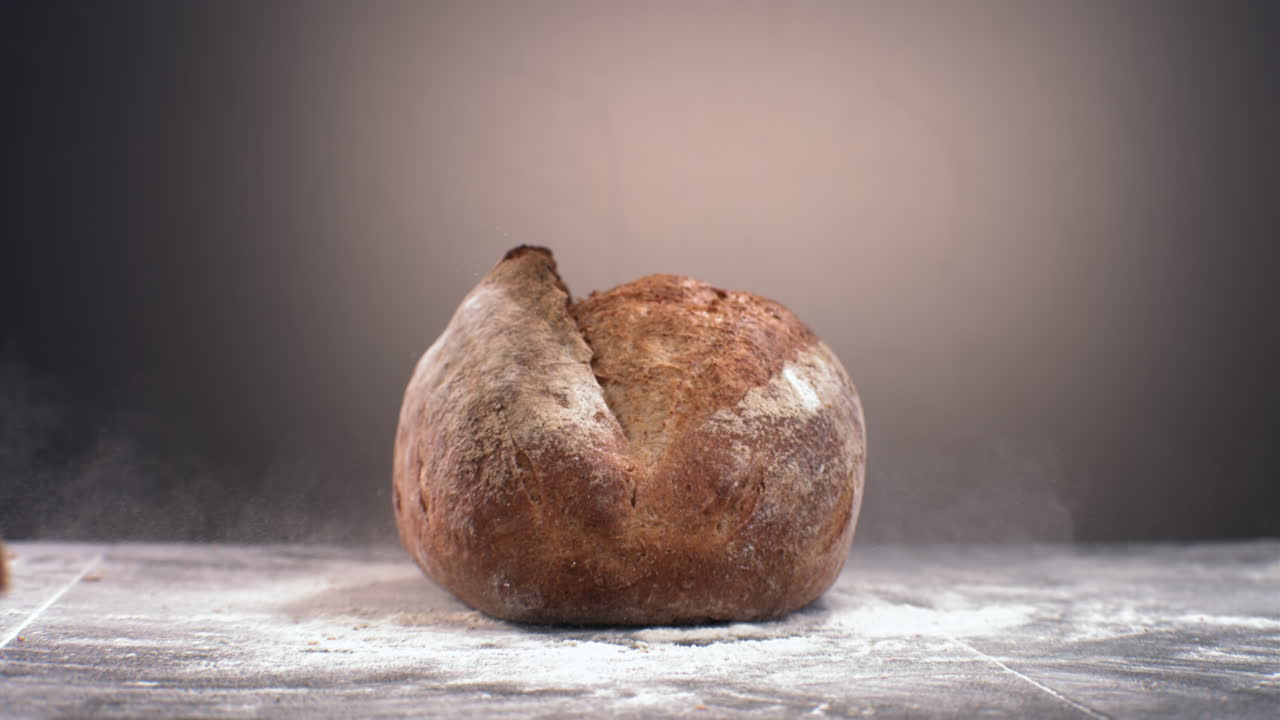 슈퍼 슬로 모션 신선하게 구운 이 밀가루로 인 테이블 위에 떨어집니다. 420fps의 고속 카메라로 촬영