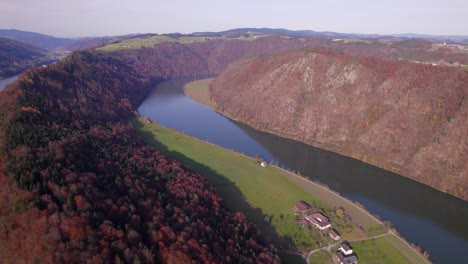 el bucle del danubio en el otoño una curva serpenteante en el río