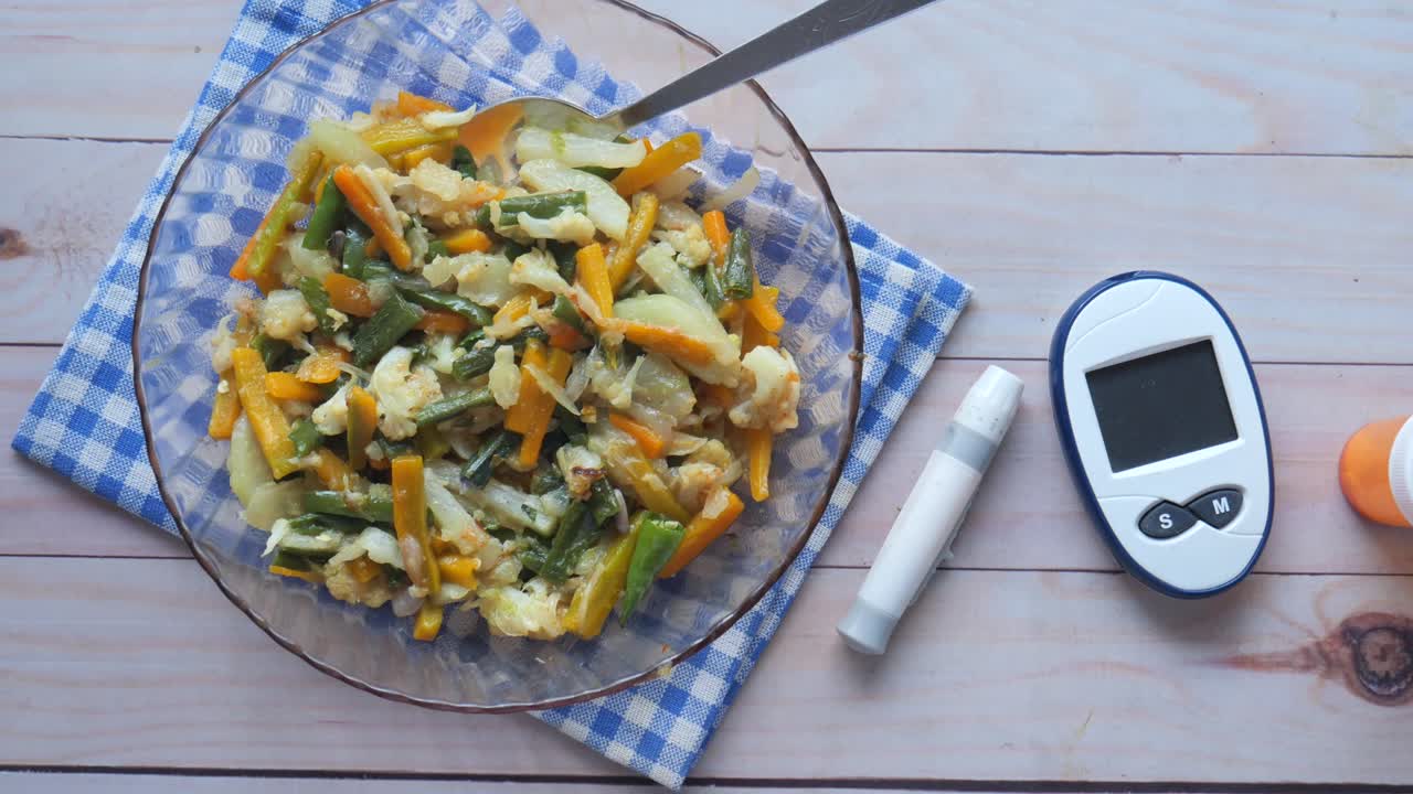 당뇨병 측정 도구와 식탁에 건강한 음식 ,