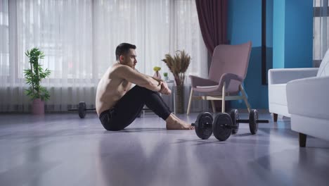 un deportista cansado comienza a hacer flexiones después de descansar un tiempo.