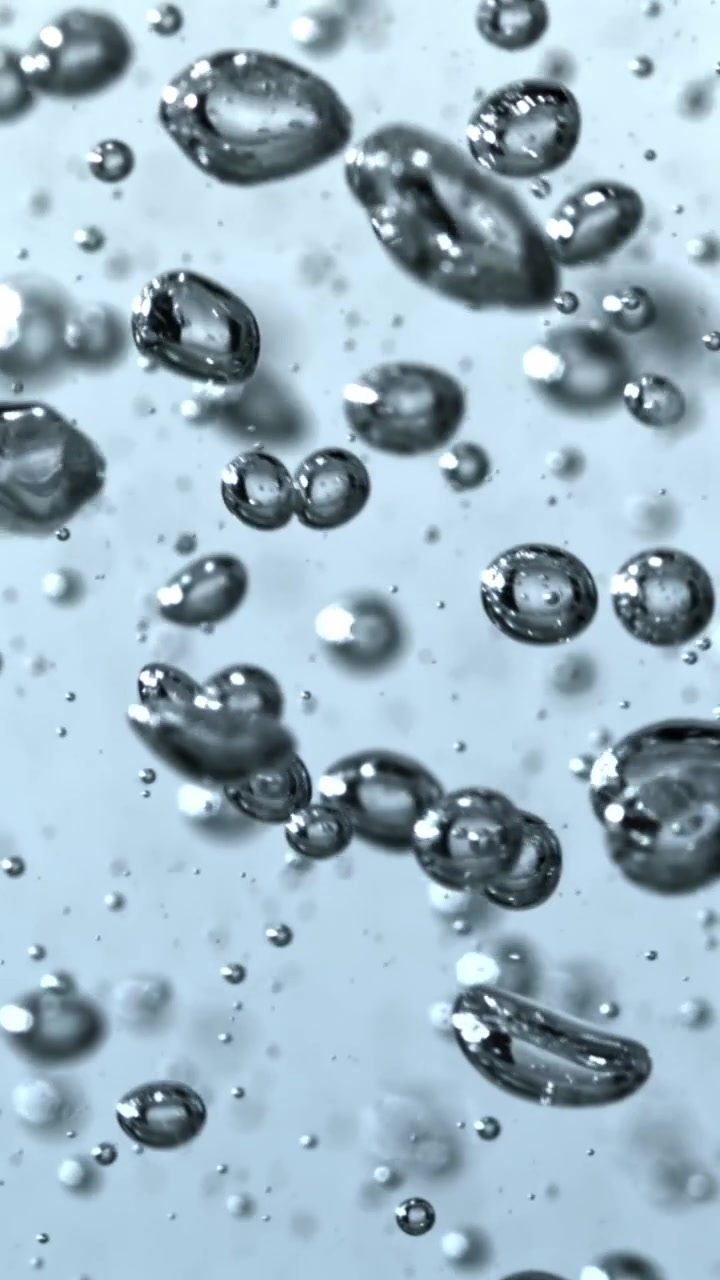 Macro di bolle d'aria che salgono in un liquido trasparente