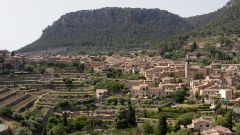 Pueblo-Histórico-De-Valldemossa-Debajo-De-Las-Montañas-En-El-Campo-De-Mallorca