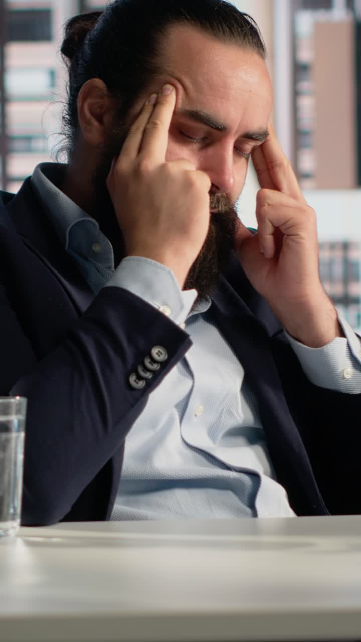 CEO sopraffatto dai video verticali con mal di testa e affaticamento degli occhi a causa della tensione lavorativa