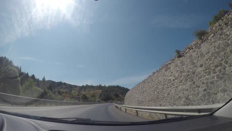 vista de la ciudad, la naturaleza y el tráfico desde la cámara dentro del vehículo.