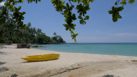 Breite-Aufnahme-Von-Zwei-Gelben-Kajaks-Am-Strand