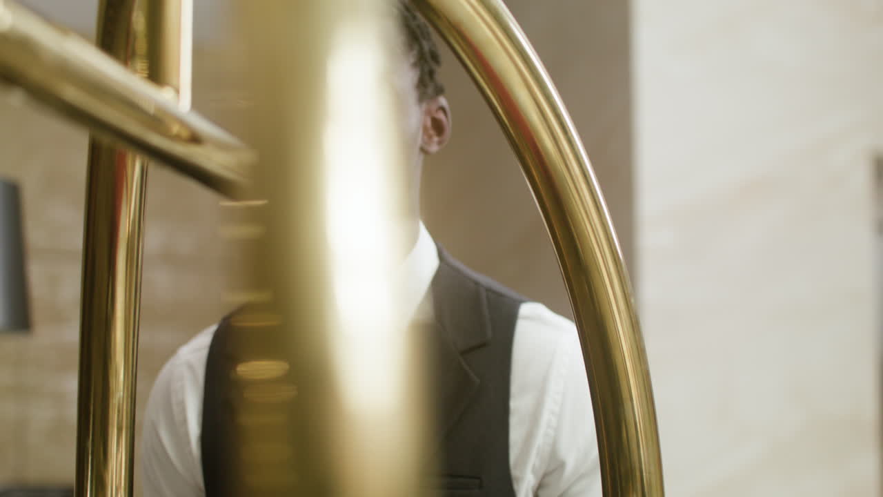 짐 을 고 있는 호텔 카트 를 운반 하는 호위원