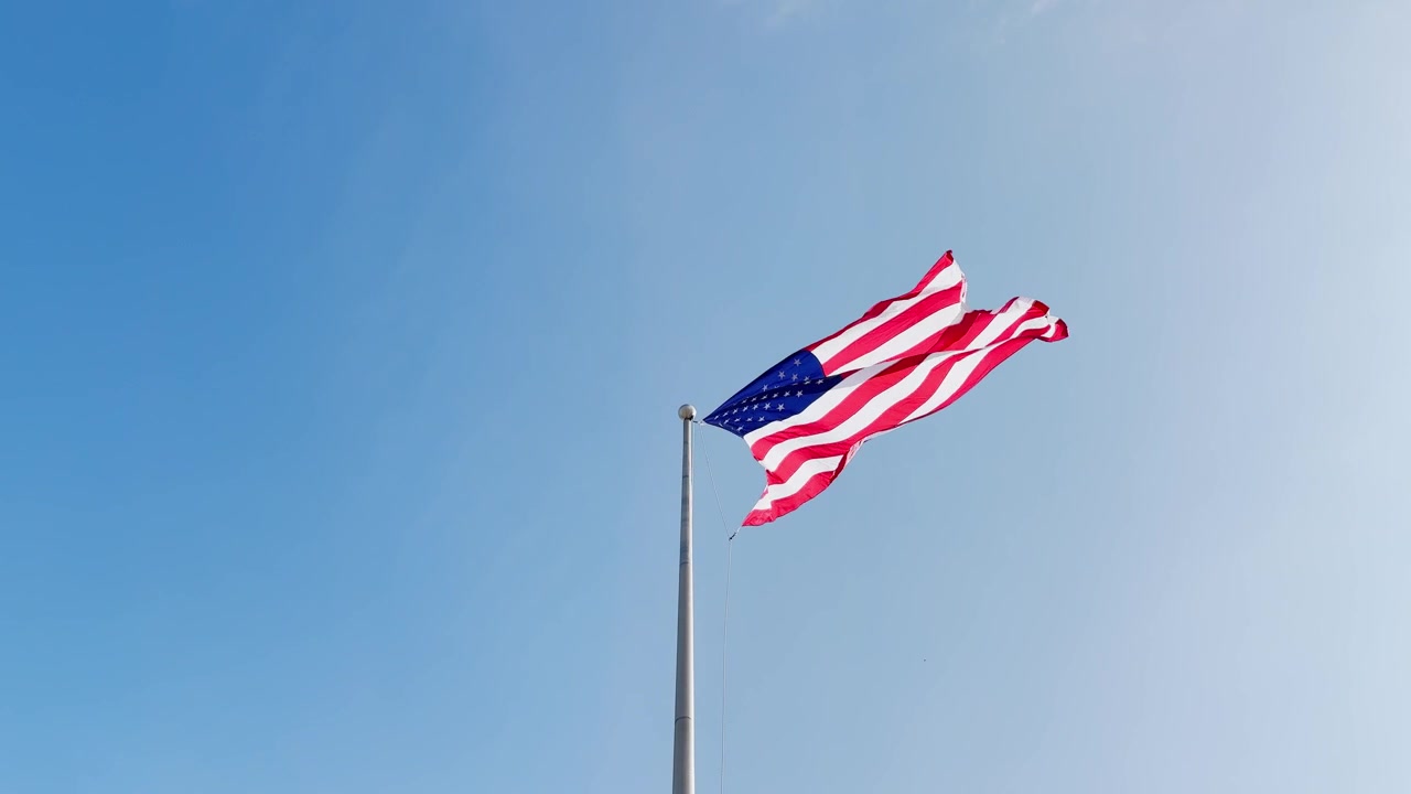 Bandiera americana, bandiera USA, bandiera, asta, sventolante, vento che soffia, giornata soleggiata, pomeriggio, libertà, simbolo nazionale, base militare, edificio, cortile, verso l'alto, isolata, asta, che sventola in alto, bandiera america, appesa