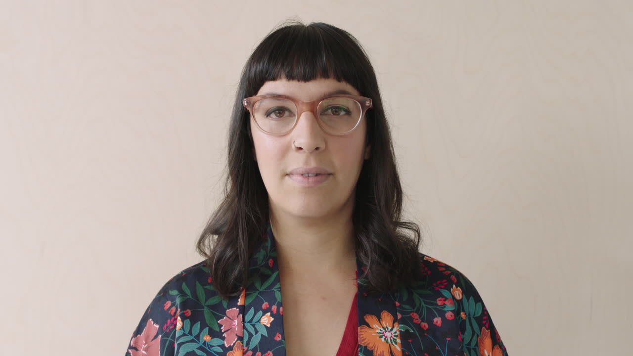 retrato de una mujer de negocios de moda con gafas