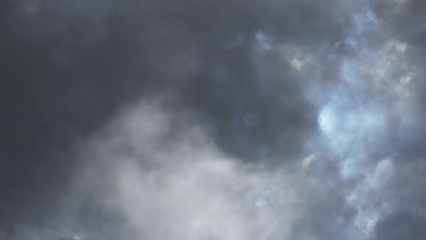 vista del fondo oscuro del cielo tormentoso