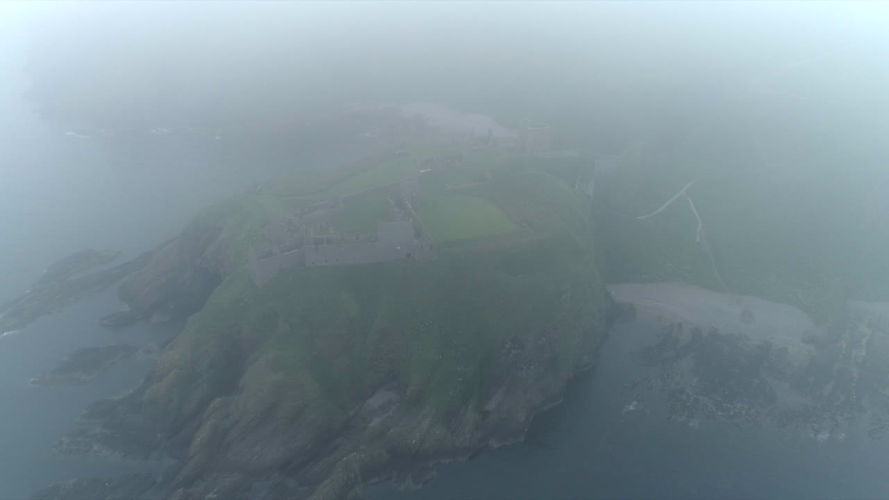 una vista aérea del castillo de dunnottar en un día brumoso y nublado