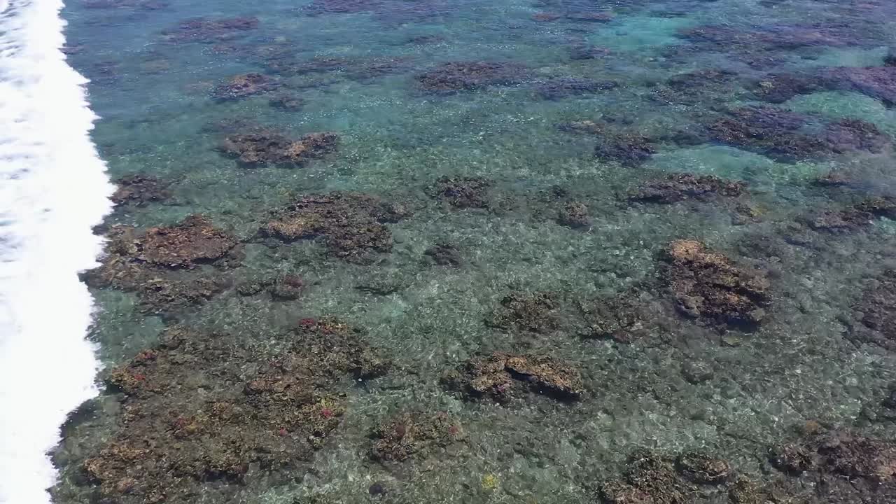 vista aérea de los arrecifes de coral y las olas en la isla de la reunión